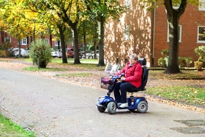 Auch Fahrer von Krankenfahr- oder Rollstühlen müssen sich in Fußgängerzonen an die Schrittgeschwindigkeit halten.