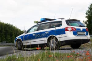 Eine Fahrerflucht mit Personenschaden kann vermieden werden, indem Sie die Polizei rufen.