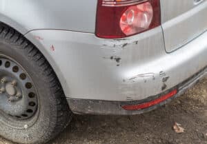 Bei einer Fahrerflucht nach einem Parkschaden kann die Strafe auch mit einem Fahrverbot verbunden werden.