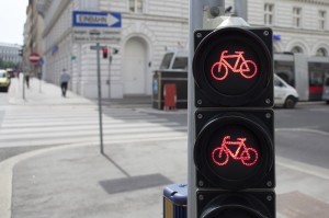 Mit dem Fahrrad bei Rot über die Ampel kann teuer werden