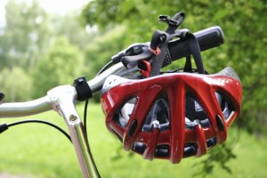 Ein Helm erhöht für Menschen auf dem Fahrrad die Verkehrssicherheit.