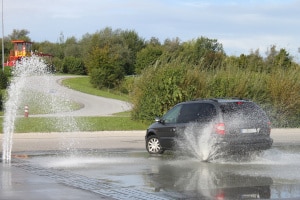 Bei einem Fahrsicherheitstraining lernen Sie, wie Sie gefährliche Situationen im Verkehr meistern können.