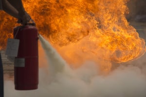 Ein Feuerlöscher im Bus kann im Brandfall entscheidend sein.
