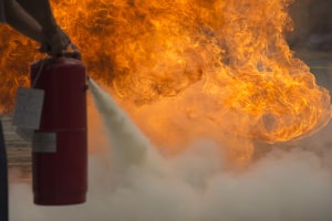 Ein Feuerlöscher im Bus kann im Brandfall entscheidend sein. 