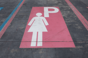 Ein Frauenparkplatz ist durch Symbole oder Schilder als solcher gekennzeichnet.