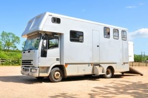 Der Führerschein fürs Auto erlaubt es, Fahrzeuge bis 3,5 t Gesamtgewicht zu fahren.