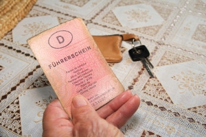 Es gibt genug Fahrer, die einen Führerschein, der fake ist, bestellen. 