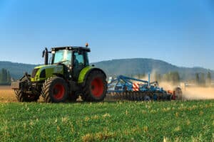 Besitzer der Führerscheinklasse 5 dürfen heute teilweise auch Traktor fahren.