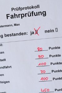 Der Führerscheintest der Klasse B beinhaltet auch eine 45-minütige praktische Prüfung.