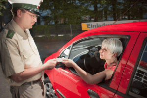 Der fristgemäße Führerscheinumtausch erspart Ihnen bei Kontrollen ein Verwarnungsgeld.