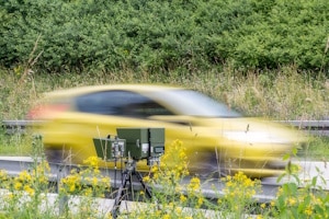 Wurden Sie geblitzt, kann ein Fahrverbot drohen. Je nach Überschreitung sind 1, 2 oder 3 Monate möglich.