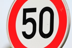 Hier herrscht streckenweise eine Geschwindigkeitsbegrenzung von 50 km/h.