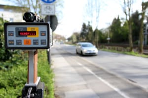 Die Geschwindigkeitsüberschreitung beim Fahrrad wird mit Laseranlagen überprüft.