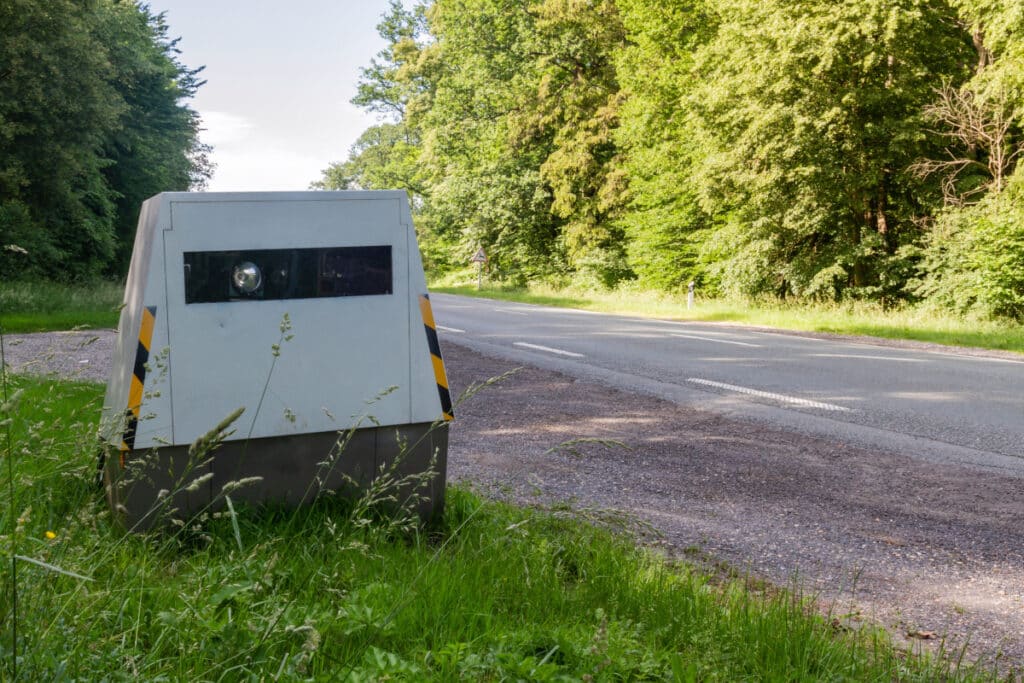 Gut gewappnet stehen Blitzer-Anhänger meist an Unfallschwerpunkten.