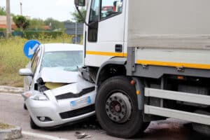 Bei einem Unfall kann grobe Fahrlässigkeit fatal sein.