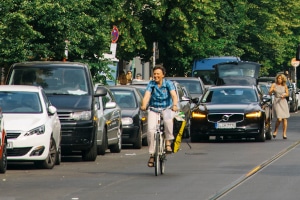 Das Halten in zweiter Reihe kann unter gewissen Umständen erlaubt sein.