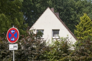 Halten verboten: Welches Schild weist darauf hin?