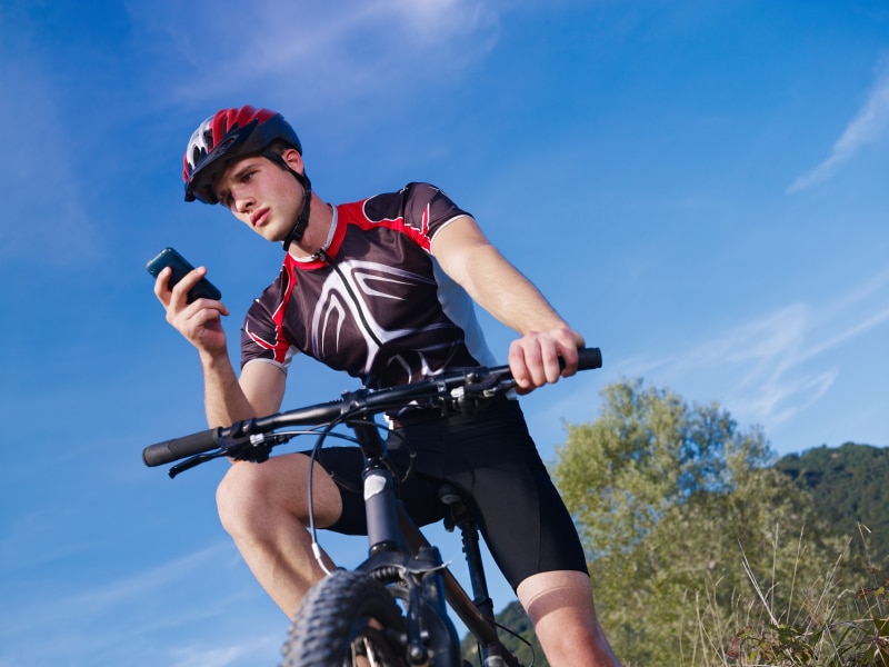 Handy auf dem Fahrrad verwenden: Droht ein Bußgeld?