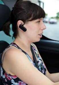 Das Bluetooth-Headset bewahrt Fahrer davor, geblitzt zu werden mit dem Handy am Ohr