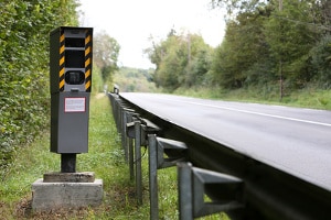 Auch die Höchstgeschwindigkeit auf der Landstraße wird mit Blitzern kontrolliert.