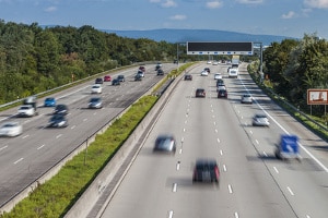 Die Höchstgeschwindigkeit für PKW und LKW unterscheidet sich auf der Autobahn.