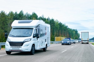 Höchstgeschwindigkeit beim Wohnmobil: Das zulässige Gesamtgewicht ist entscheidend.