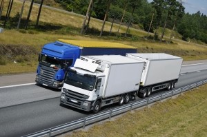 Es gilt eine Höchstgeschwindigkeit für Lkw. Sie variiert je nach Straßenart.