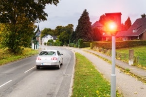 Innerorts geblitzt: Bei besonders hoher Geschwindigkeitsübertretung droht auch ein Fahrverbot.