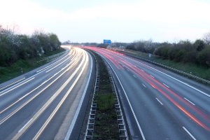 Es gibt kein Tempolimit auf deutschen Autobahnen. 130 km/h ist die Richtgeschwindigkeit.