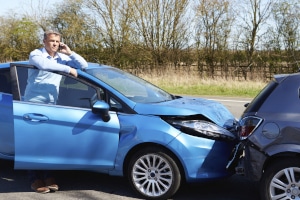 Eine Kfz-Pflichtversicherung hilft beim Autounfall.