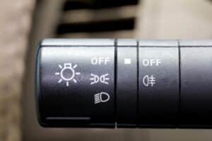 Kontrollleuchten im Auto: Welches Licht eingeschaltet ist, wird so ebenfalls dargestellt.