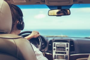 Dürfen Sie über Kopfhörer beim Autofahren Musik hören?