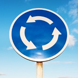 Müssen Sie Blinken, sobald ein Kreisverkehr durch dieses Schild angekündigt wird?