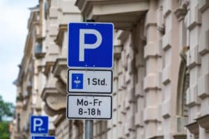 Auf einem Kurzzeitparkplatz ist die Parkdauer in der Regel beschränkt.