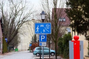 Kurzzeitparkplatz: Reguliert ein Schild die Parkdauer, wird diese meist auch kontrolliert.