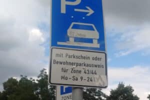Kurzzeitparkplatz: Wie lange bzw. wann das Parken erlaubt ist, zeigen Zusatzzeichen an.