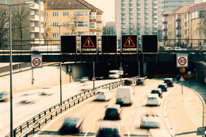 Lichtzeichenanlage für die Spuren einer Autobahn.