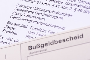Lohnt sich ein Einspruch gegen den Blitzer? Zur Prüfung ist häufig Akteneinsicht nötig.