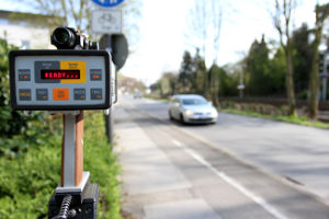 Es gibt unterschiedliche Messtechniken zur Geschwindigkeitskontrolle, z.B. eine Laserpistole.