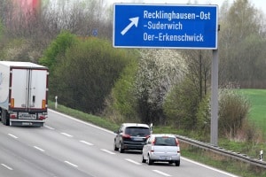 Mindestabstand: Auf der Autobahn droht ein Bußgeld, wenn Sie ihn unterschreiten.