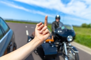 Mittelfinger zeigen: Im Straßenverkehr und auch sonst gilt dies als Beleidigung.