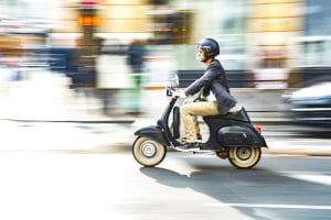 Moped fahren: Das geht mit einem B-Führerschein oder ab 15 mit der Führerscheinklasse AM.