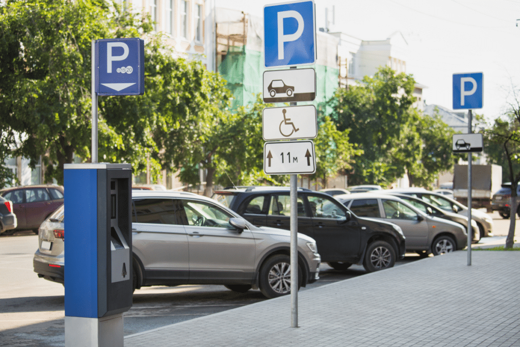 Sie können Ihr Motorrad auf einem Pkw-Parkplatz abstellen, solange keine Zusatzzeichen dies verbieten. 