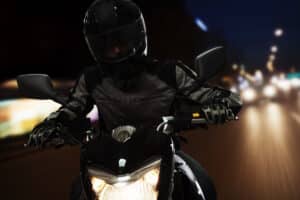 Auch beim Motorrad ist eine Nachtfahrt während der Fahrausbildung vorgeschrieben.