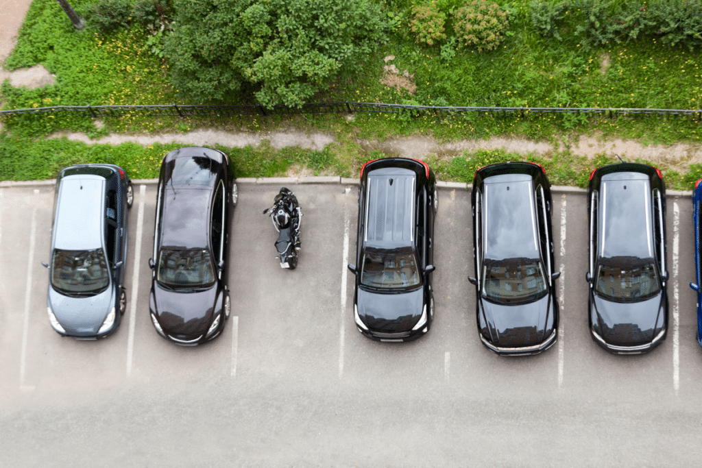 Das Motorrad-Parken auf dem Gehweg ist nur dann zulässig, wenn es vom Verkehrszeichen 315 gestattet wird.