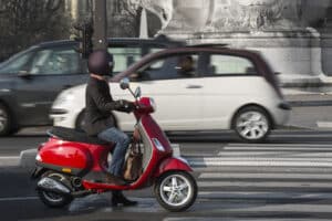 Auch für den Motorroller gilt der Führerschein AM.