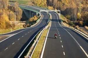 Eine Nachtfahrt auf dem Motorrad muss zur Hälfte auf der Autobahn stattfinden.