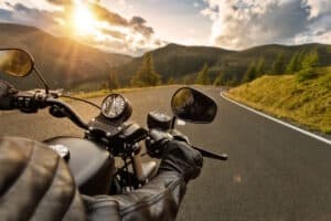 Nachtfahrt auf dem Motorrad: Bei Dämmerung und Dunkelt sollten Sie besonders umsichtig fahren.