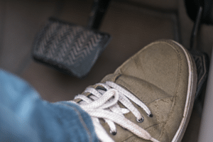 Personen, die ohne Schuhe im Auto fahren, steigern das Unfallrisiko.