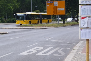 Beim Parken an der Bushaltestelle muss ein Abstand von 15 Metern eingehalten werden.